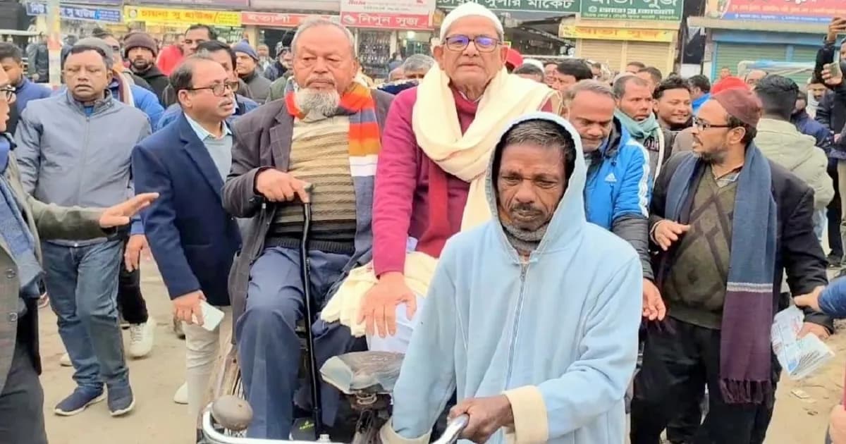 রিকশায় চড়ে মনোনয়ন জমা দিলেন মির্জা ফখরুল