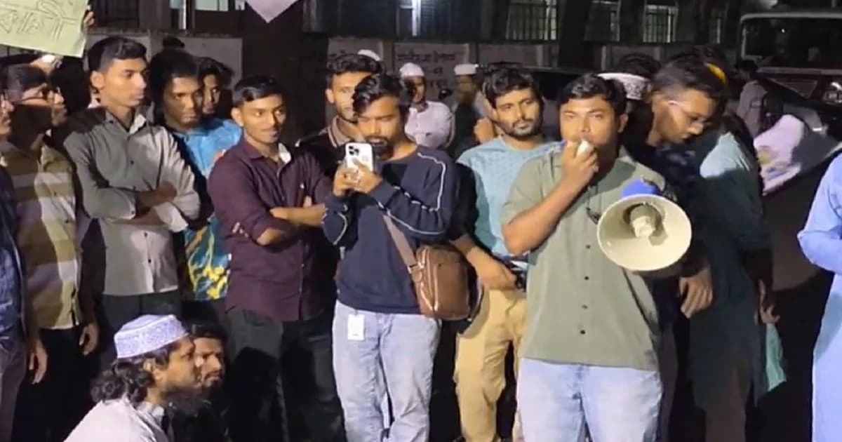 শিক্ষার্থীদের বিক্ষোভে উত্তাল ঢাবি, ১৫ মিনিটের আলটিমেটাম