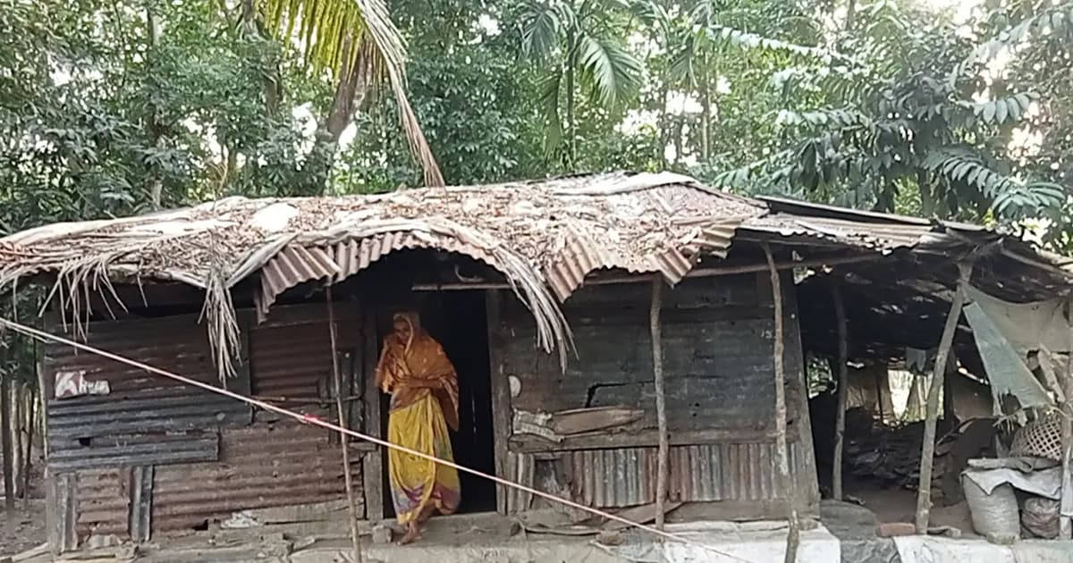 মেঘ দেখলেই অন্যের ঘরে আশ্রয়, দুর্বিষহ জীবন ডালিম বেগমের