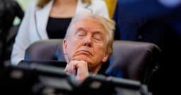 ট্রাম্পের চোখ বন্ধ ছবি ঘিরে তোলপাড়, হোয়াইট হাউসের দাবি- ‘তিনি ঘুমাননি’