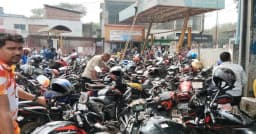 তেলের সংকটে স্থবির রংপুর-ময়মনসিংহ, বন্ধ অধিকাংশ ফিলিং স্টেশন