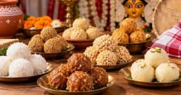 পূজার মিষ্টিমুখে ঘরেই বানান মজাদার নারকেলের নাড়ু