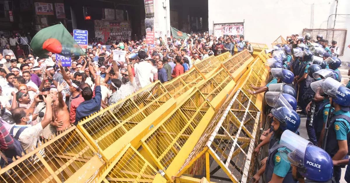 প্রতিবন্ধী বিদ্যালয়ের শিক্ষকদের সচিবালয় অভিমুখী পদযাত্রায় পুলিশের বাধা