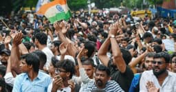 দিল্লির বিক্ষোভে আহত তরুণীকে আইসিইউতে স্থানান্তর