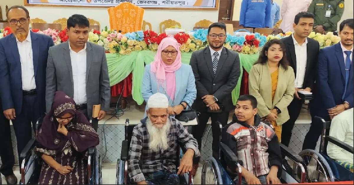 শরীয়তপুরে প্রতিবন্ধীদের হুইল চেয়ার ও শিক্ষার্থীদের স্কুল ব্যাগ বিতরণ