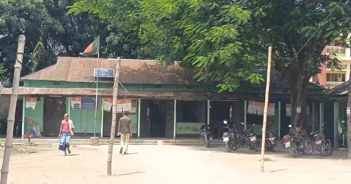 জরাজীর্ণ ঘরে থমকে আছে হাজারো মানুষের নাগরিক সেবা