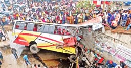 নভেম্বরে সড়কে ঝরেছে ৪৮৩ প্রাণ, বাড়ছে দুর্ঘটনার ভয়াবহতা