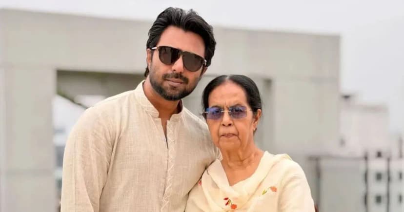 তুমি হাসলে আমার পৃথিবী আলোয় ভরে যায়: মায়ের জন্মদিনে অপূর্ব