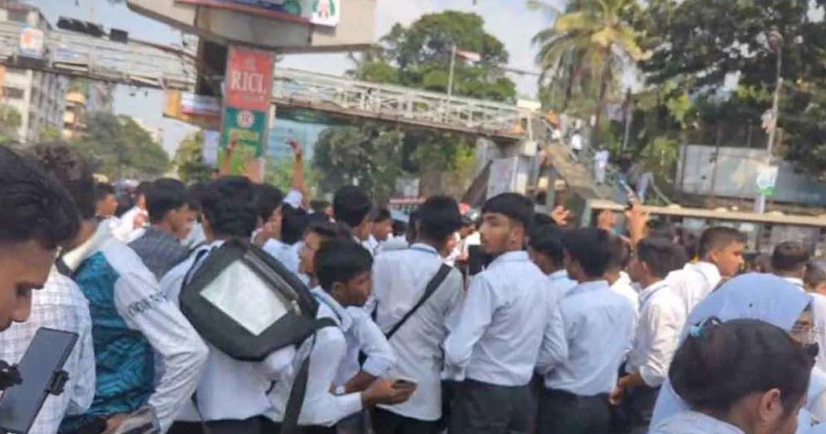 অধ্যক্ষের অনুরোধে সায়েন্সল্যাব ছাড়লেন শিক্ষার্থীরা
