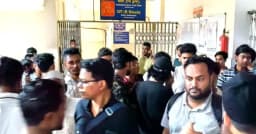 স্যালাইনের স্ট্যান্ড দিয়ে সাংবাদিকদের মাথা ফাটালেন ইন্টার্ন চিকিৎসকরা