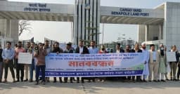 বেনাপোল বন্দর কর্মচারীদের মানববন্ধনে ১ ঘন্টা আমদানি, রফতানি বন্ধ