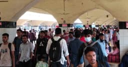 ট্রেনে জনস্রোত, ছুটি শেষে ভোগান্তি নিয়ে ঢাকায় ফিরছে মানুষ