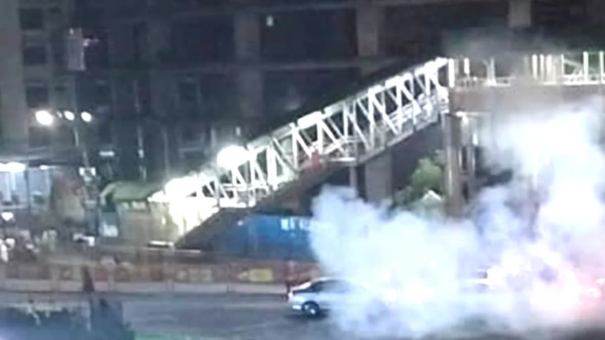 কারওয়ান বাজার মেট্রো স্টেশনের নিচে ককটেল বিস্ফোরণ