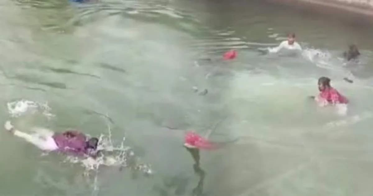 পদ্মায় বাসডুবি : কেউ সাঁতরে প্রাণ বাঁচালেও নিখোঁজ বহু যাত্রী