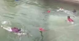 পদ্মায় বাসডুবি : কেউ সাঁতরে প্রাণ বাঁচালেও নিখোঁজ বহু যাত্রী