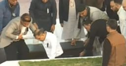 নিজ হাতে মাকে কবরে শায়িত করলেন তারেক রহমান