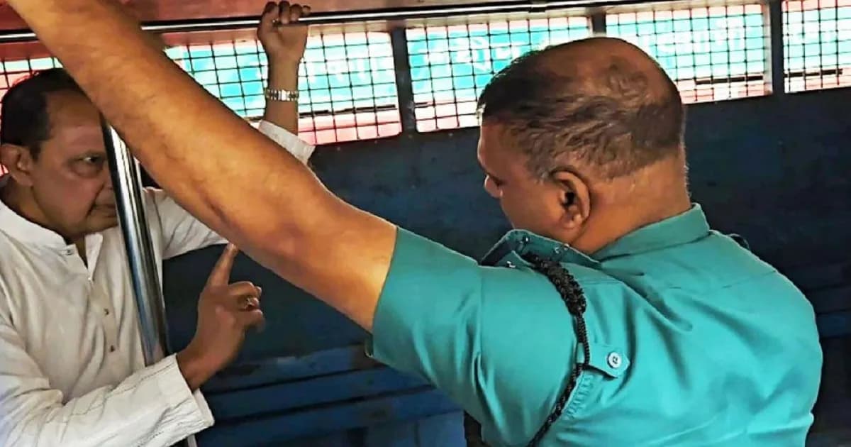 প্রিজন ভ্যানে লোহার রড ধরে যে কাণ্ড করলেন ইনু