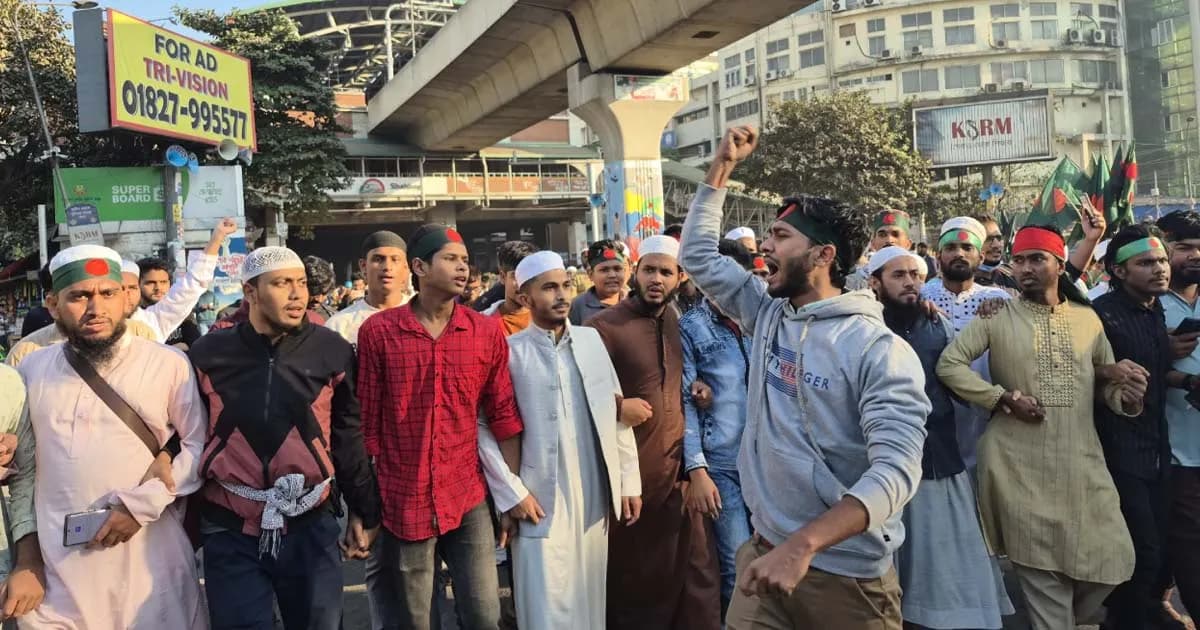 ওসমান হাদির মৃত্যুর প্রতিবাদে শাহবাগে জড়ো হচ্ছেন ছাত্র-জনতা