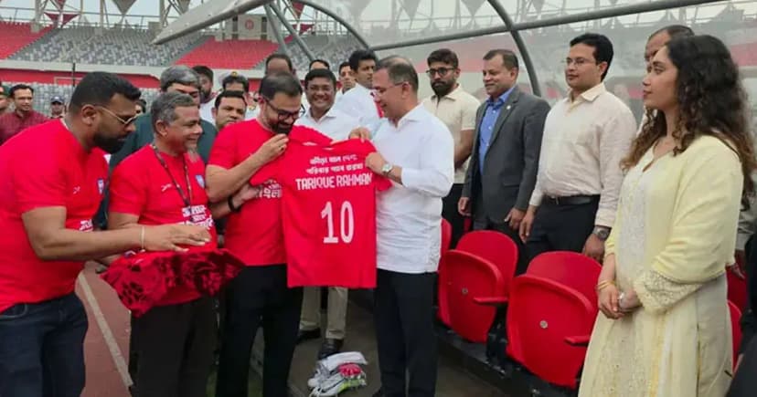 পূর্বঘোষণা ছাড়াই হঠাৎ ঢাকা স্টেডিয়ামে প্রধানমন্ত্রী তারেক রহমান