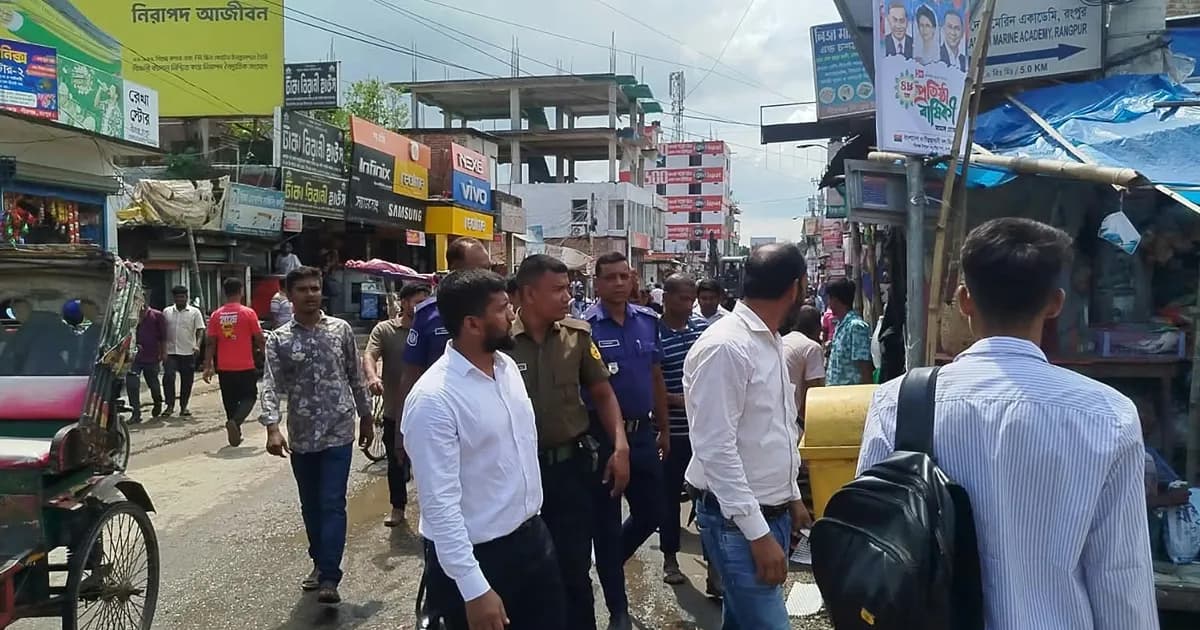 পীরগঞ্জে ফুটপাত দখলমুক্ত করতে প্রশাসনের উচ্ছেদ অভিযান