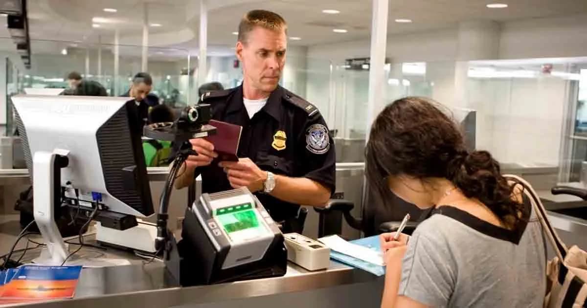 ইমিগ্রেশনের সময় যে ৭ কথা ভুলেও বলবেন না