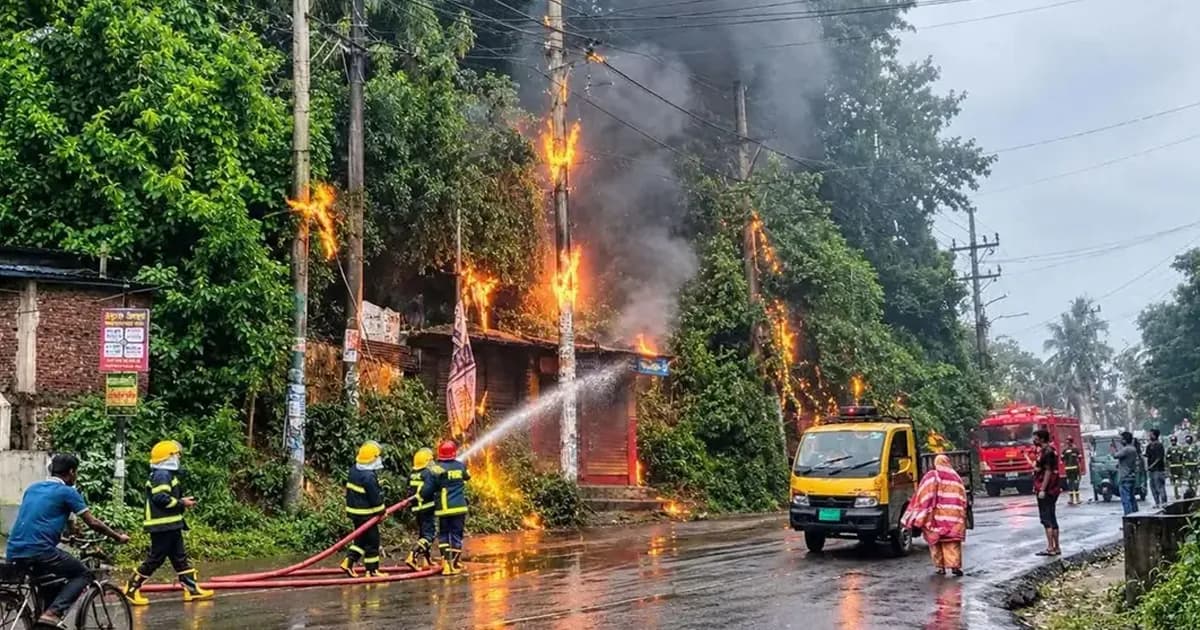 চট্টগ্রামে বৈদ্যুতিক খুঁটিতে হঠাৎ আগুন