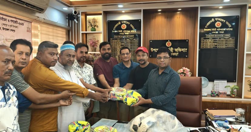 শেরপুরে আন্তঃইউনিয়ন ফুটবল টুর্নামেন্ট উপলক্ষে বল বিতরণ