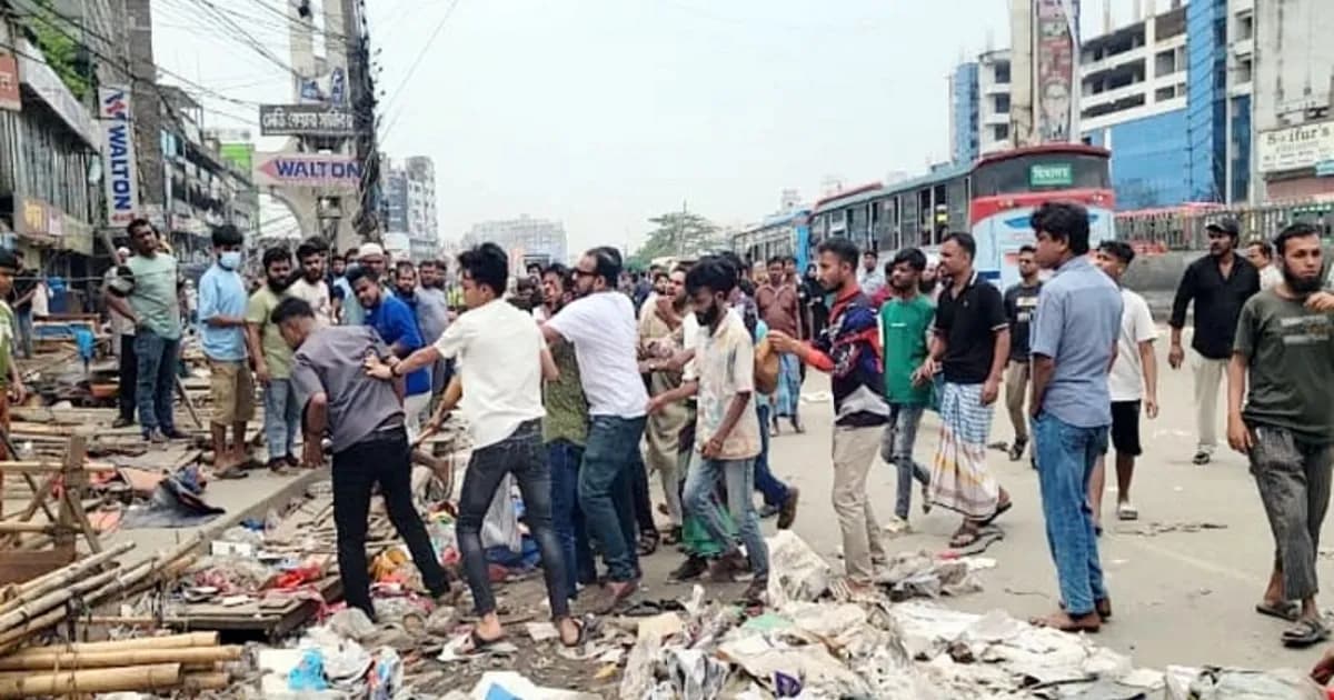 ফুটপাত উচ্ছেদ কেন্দ্র করে যুবদল ও ছাত্রদলের মধ্যে সংঘর্ষ