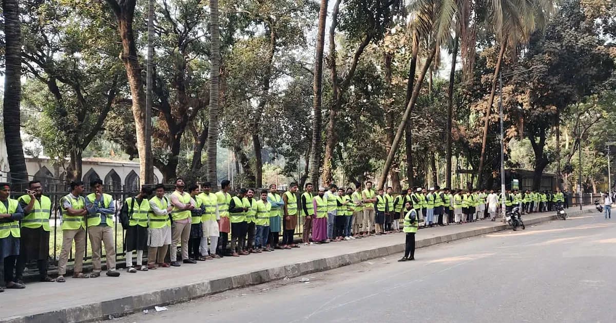 কবরস্থান থেকে সরানো হলো উৎসুক জনতা, ব্যারিকেডে বন্ধ যানচলাচল