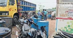 জীবননগরে পাম্পে মোটরসাইকেলের দীর্ঘ লাইন, চালকরা ভোগান্তিতে