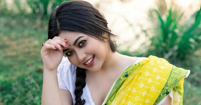 পুকুরপাড়ে হলুদ শাড়িতে মায়াবী ভাবনা