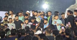 হাদি হত্যার প্রতিবাদে মধ্যরাতে শাহবাগ মোড় অবরোধ