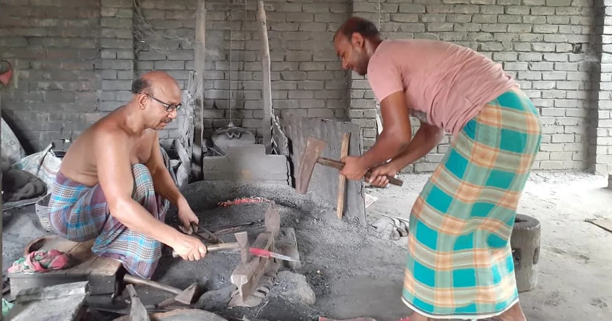 আগুন-হাতুড়ির টুং-টাং শব্দে মুখরিত জীবননগরের কামারপাড়া
