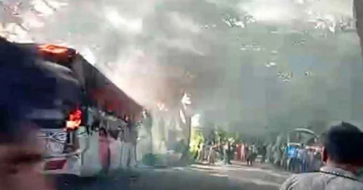 মহাসড়কে চলন্ত বাসে আগুন, নিহত ১