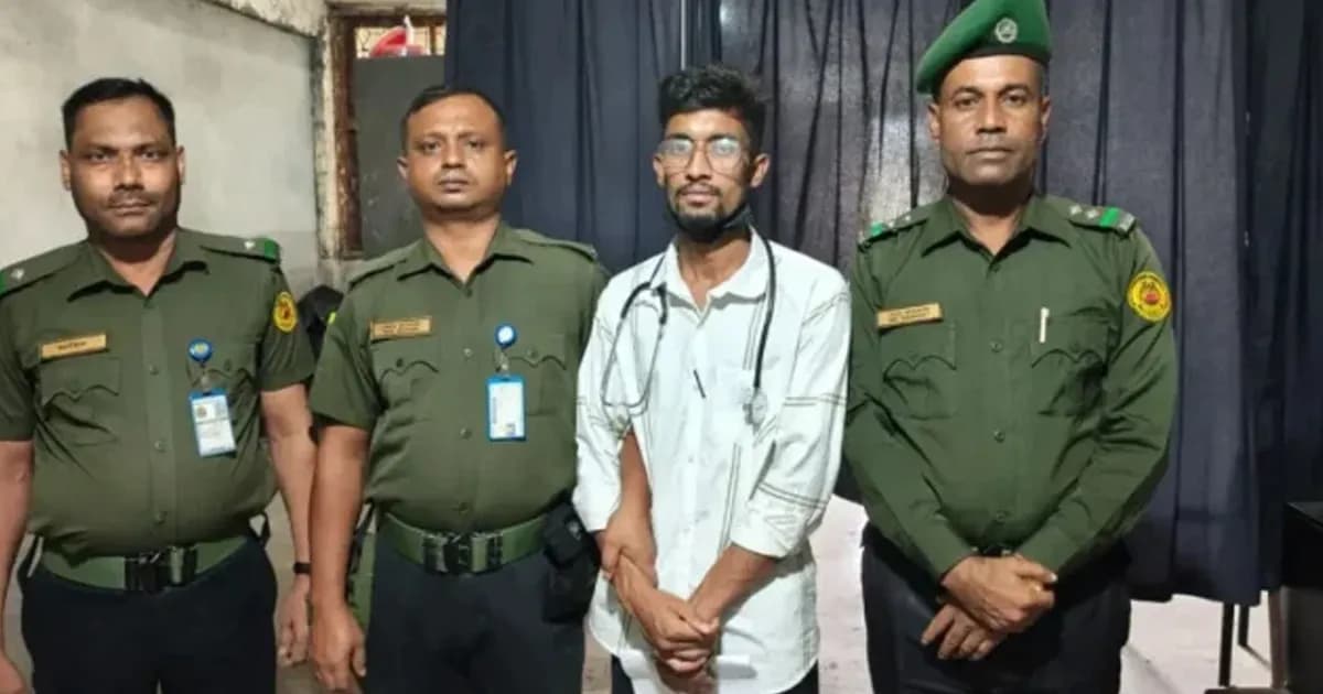 ঢাকা মেডিকেলে আনসারের তৎপরতায় আটক কথিত ভুয়া চিকিৎসক