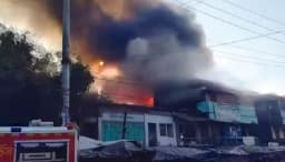 উখিয়া বাজারে আগুন নিয়ন্ত্রণে ফায়ার সার্ভিসের ৫ ইউনিট, নিহত ১