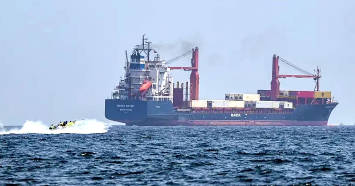 ইরানে হামলা: হরমুজ প্রণালী বন্ধ, তেল ও জ্বালানি সরবরাহ স্থগিত