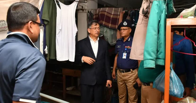 হঠাৎ তেজগাঁও থানা পরিদর্শন করলেন স্বরাষ্ট্রমন্ত্রী