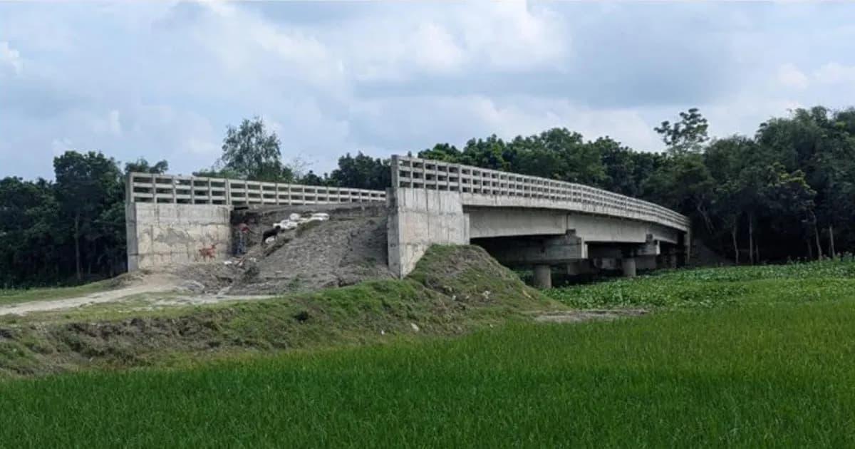 ফুলপুরে সংযোগ সড়ক না থাকায় অকেজো ৯ কোটি টাকার সেতু