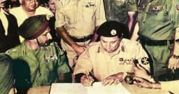 মুক্তিবাহিনীর ভয়ে ভারতীয় সেনার কাছে আত্মসমর্পণ করে পাকিস্তান