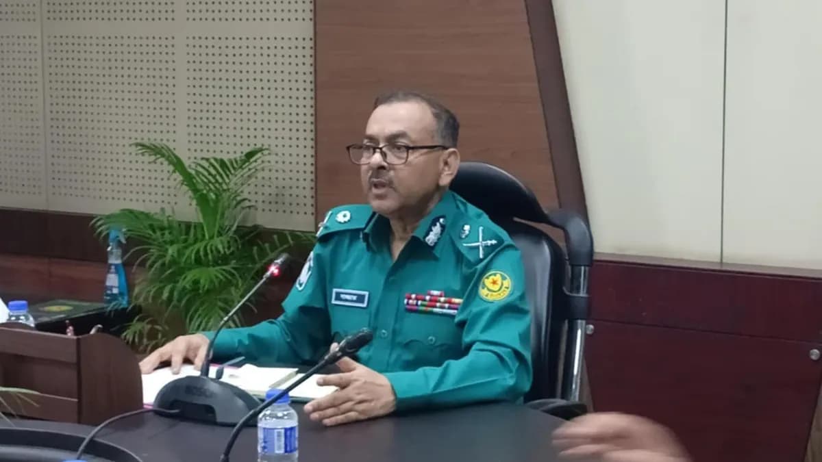 বাসে আগুন-ককটেল নিক্ষেপকারীকে গুলির নির্দেশ ডিএমপি কমিশনারের