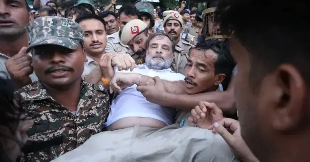 রাহুল গান্ধীকে আটক করে কোথায় নেওয়া হচ্ছে, জানাচ্ছে না পুলিশ