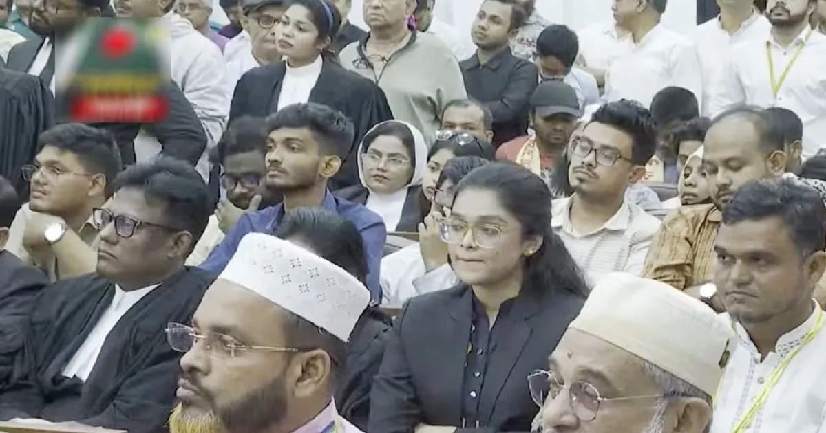 রায় শোনার জন্য ট্রাইব্যুনালে একই কাতারে ছাত্রনেতারা