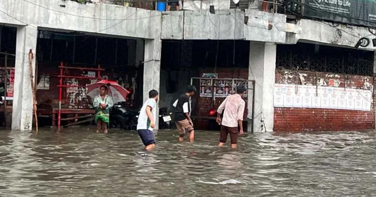 ঘণ্টাখানেকের বৃষ্টিতে তলিয়ে গেল বিভিন্ন এলাকা, চরম দুর্ভোগে রাজধানীবাসী