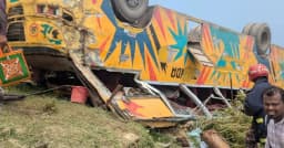 ব্রাহ্মণবাড়িয়ায় খাদে উল্টে পড়ল যাত্রীবাহী বাস, নিহত ৪