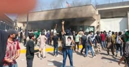 খামেনি হত্যার প্রতিবাদে করাচিতে মার্কিন দূতাবাসে হামলা, গুলিতে নিহত ৮