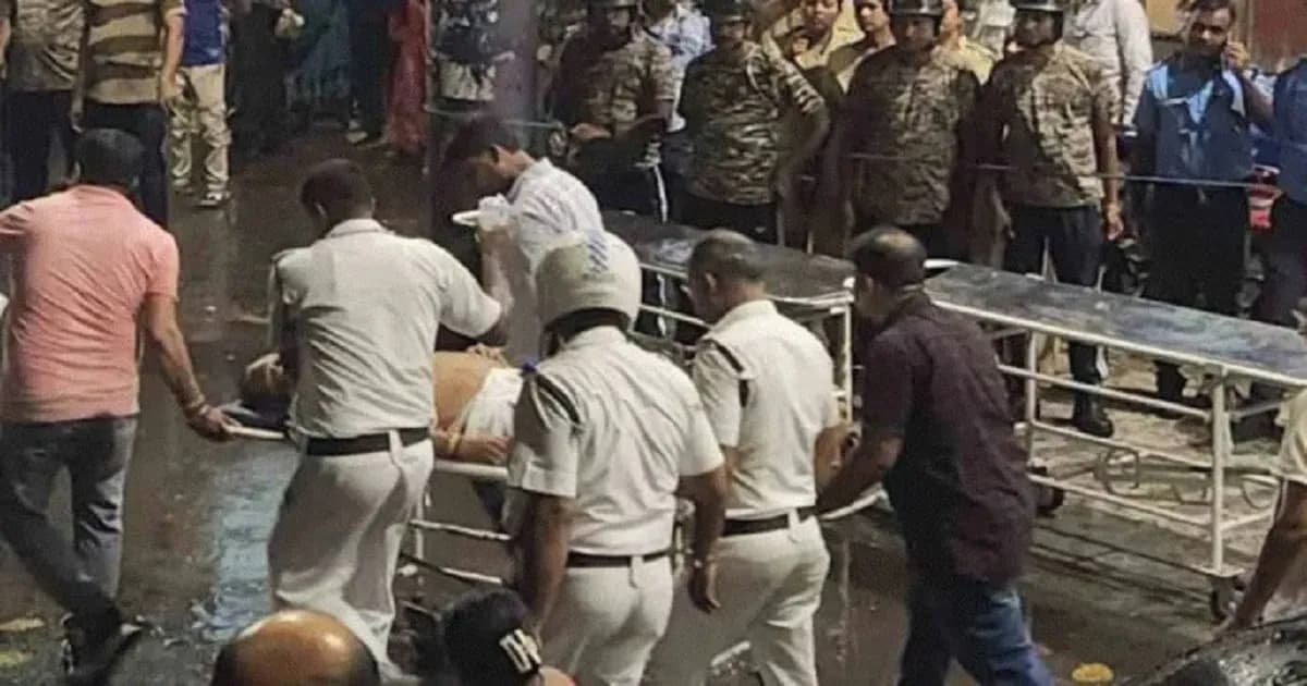 কলকাতায় ভেঙে পড়ল দুর্গাপূজার মণ্ডপ, পদদলিত হয়ে নিহত ১৯
