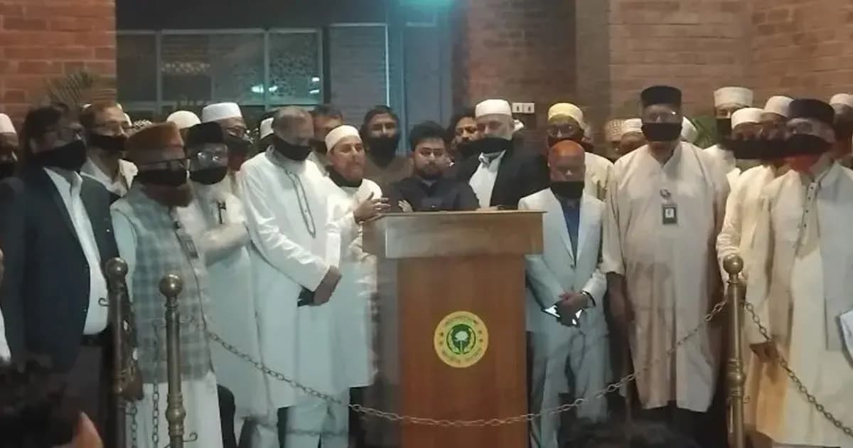 মুখে কালো কাপড় বেঁধে সংসদ থেকে বেরিয়ে গেল বিরোধীদলের এমপিরা