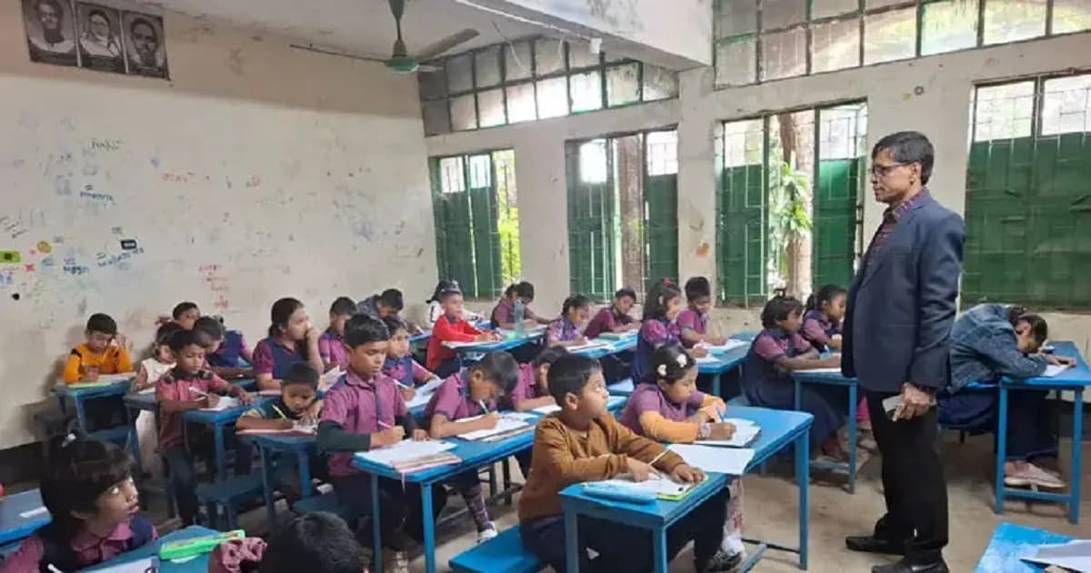 সাড়ে চারশো শিক্ষার্থীর পরীক্ষার ভার একা সামলাচ্ছেন প্রধান শিক্ষক