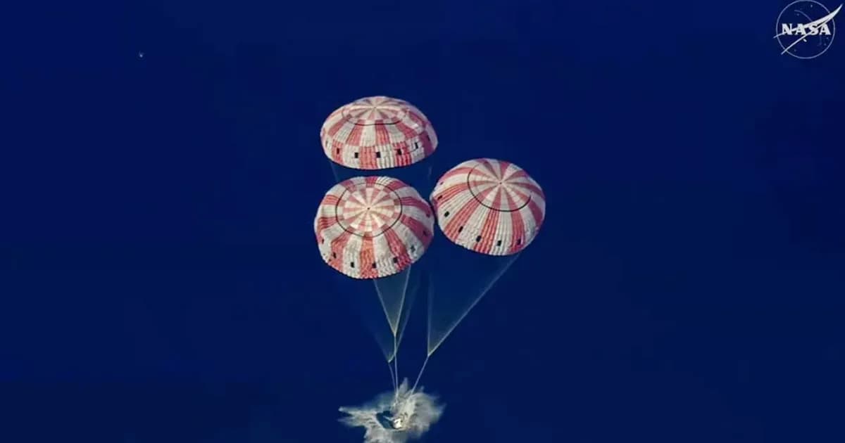 চন্দ্রাভিযান শেষে পৃথিবীতে ফিরেছেন চার নভোচারী